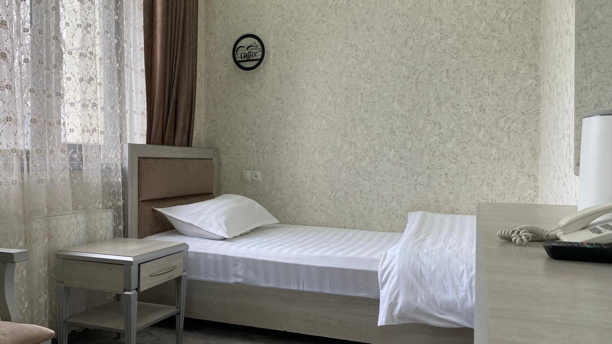 Diyor Hotel Marghilon Екстериор снимка